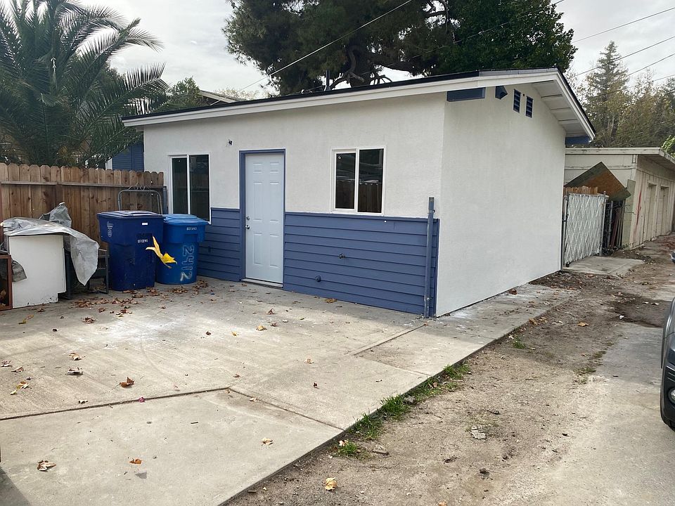 Front of the studio that is in the alley north of 21st street.