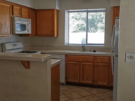 Kitchen w/all appliances 