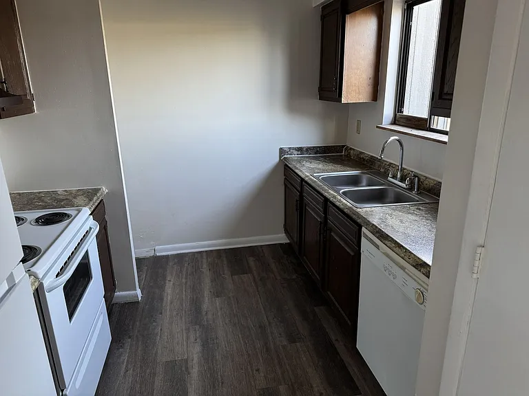 Pine Villa Town Houses — Photo 11