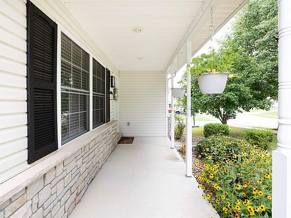 3rd image of 1427 W Adams Hill Cir