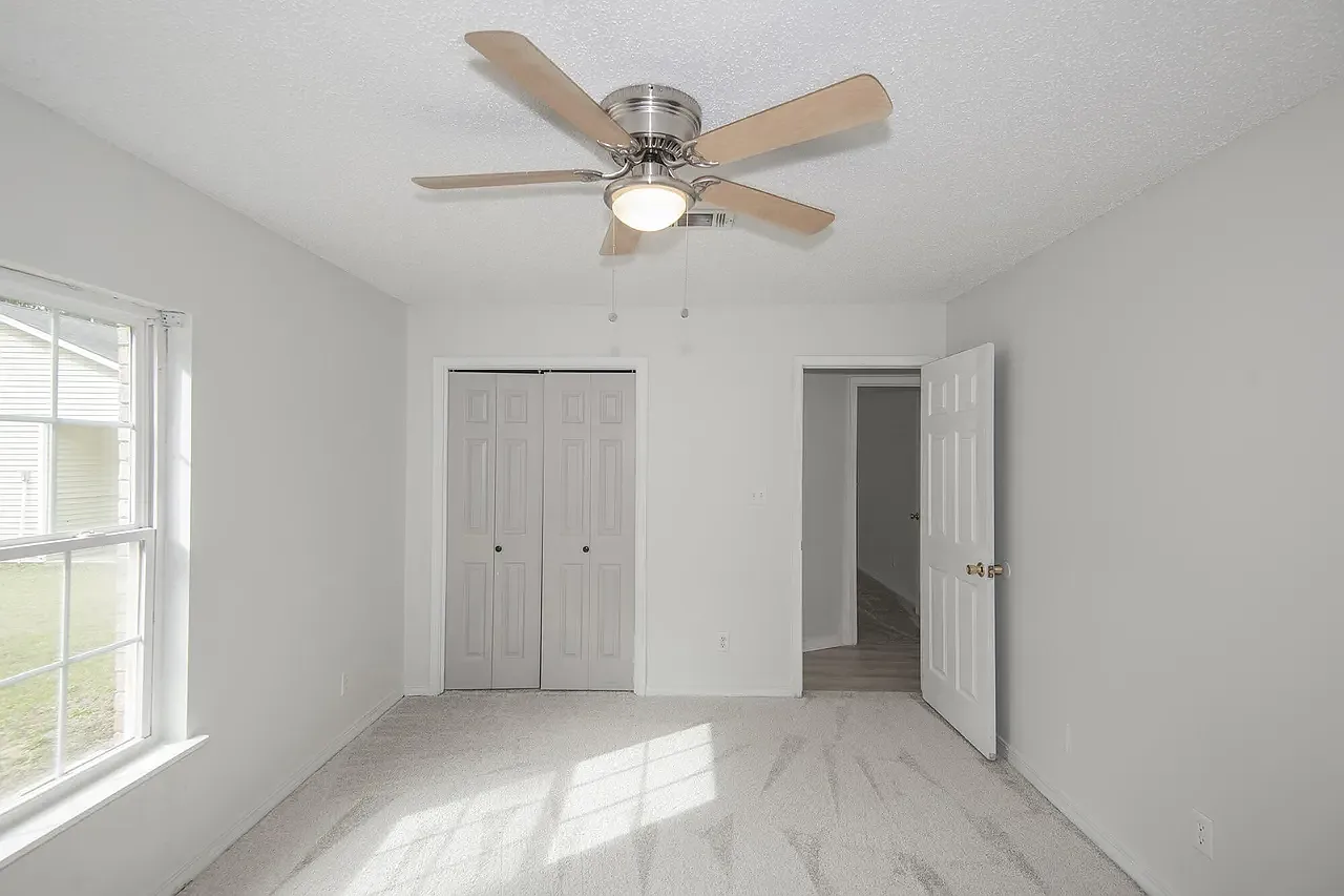 3 bed, 2400 sqft, $800 — Photo 2