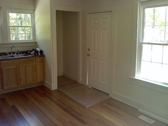 5th image of 407 Rose St