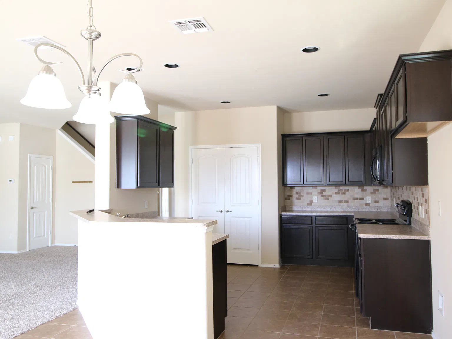4 bed, 2.5 bath, 2748 sqft, $2,150 — Photo 3