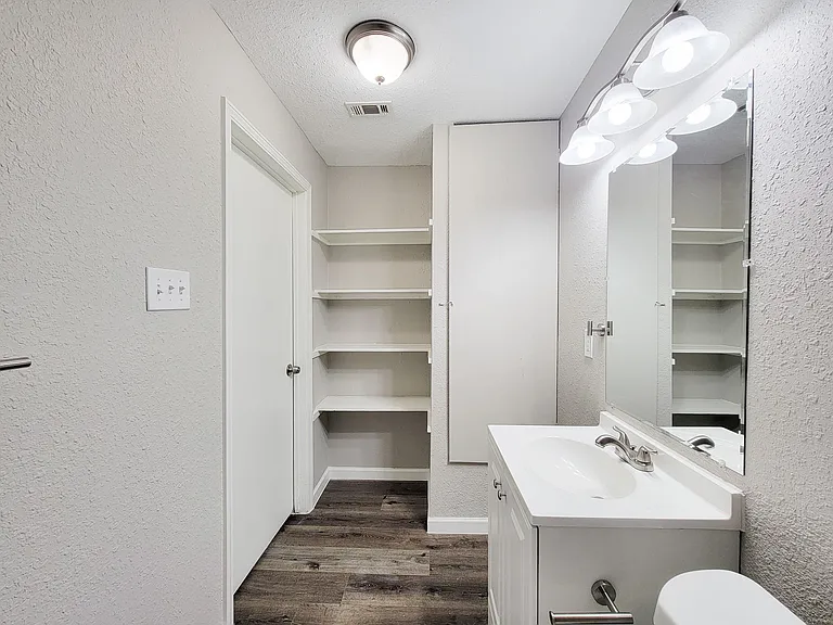 5606 Willow Glen Dr — Photo 12