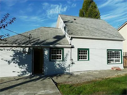 Charming 2 Bed | 2 Bath Country Charmer — Photo 2