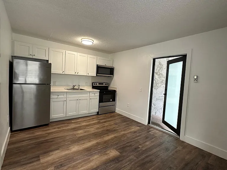 529 SW 4th St — Photo 7