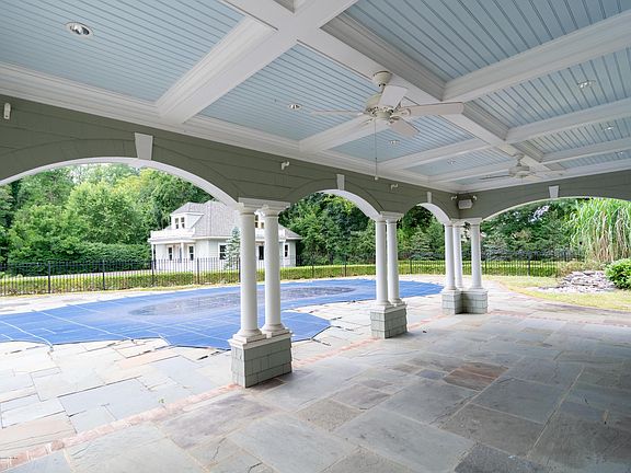 2nd image of 28 Carriage House Ln
