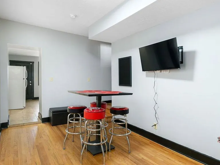1373 Indianola Ave — Photo 5