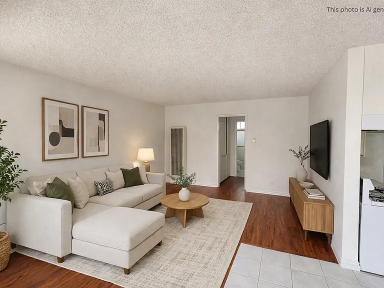 519 N Hayworth Ave — Photo 2