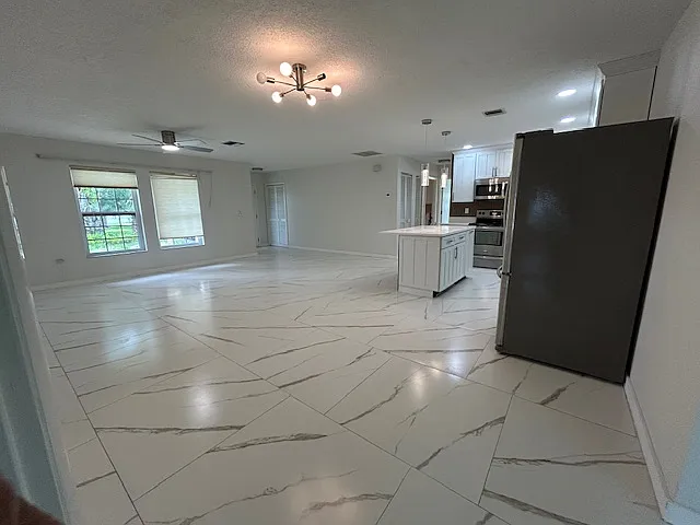 320 Victoria Rd — Photo 3