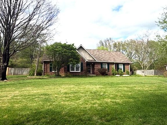 4th image of 924 Walnut Rd