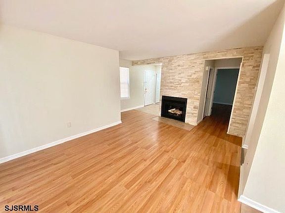 3rd image of 101 Waterview Dr #13