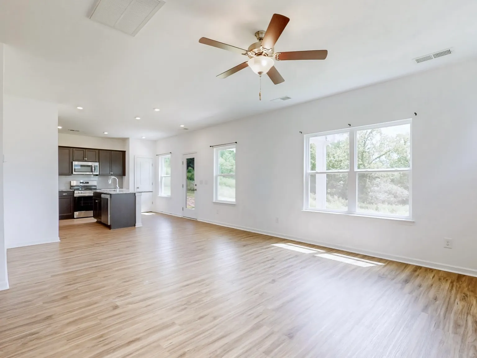 3 bed, 1899 sqft, $2,075 — Photo 4