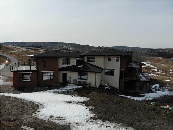 5th image of 19 Red Willow Cres W