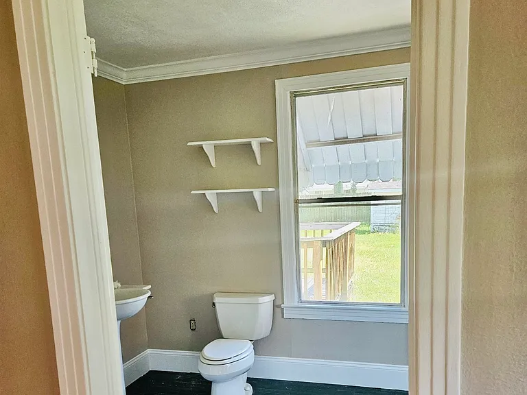 3337 Halsey St — Photo 7