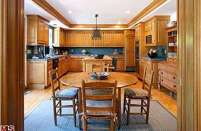 5th image of 606 N Elm Dr