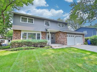 902 E Barberry Ln, Mount Prospect, IL