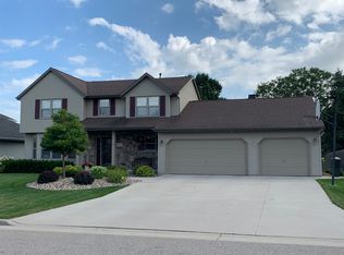 2213 W Roselawn Dr, Appleton, WI 54914