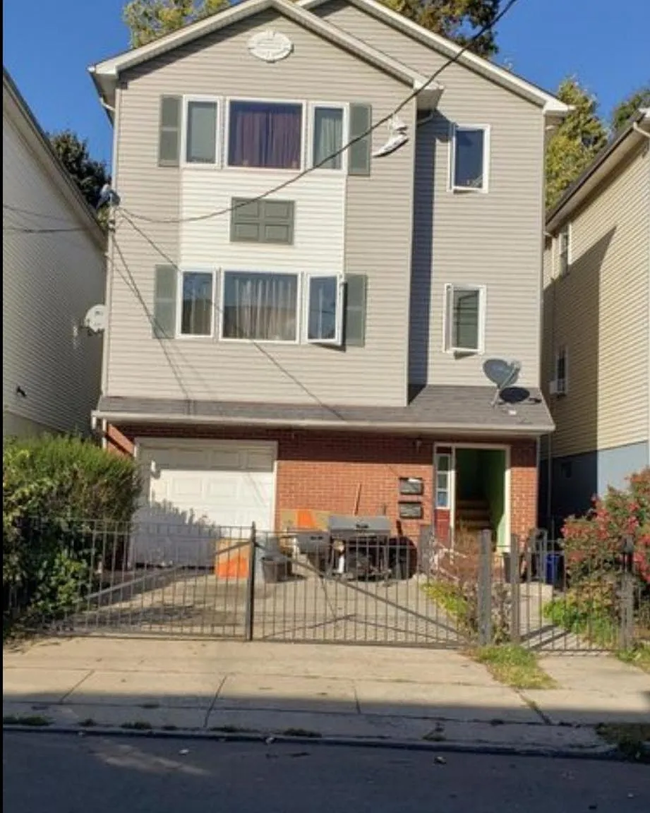 4 bed, 1200 sqft, $3,000 — Photo 1
