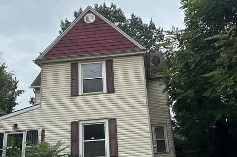2nd image of 1025 1st St NE