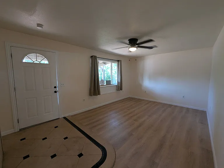 139 E Springdale Dr — Photo 7