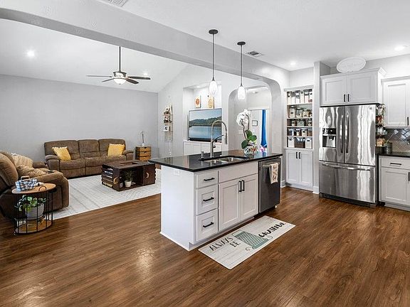 5th image of 724 Oak Lane