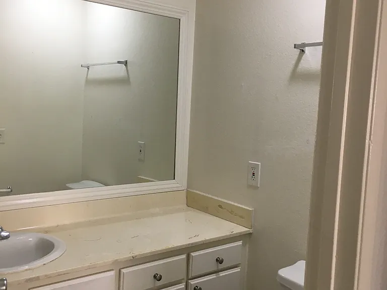 Tarzana Apartments — Photo 14