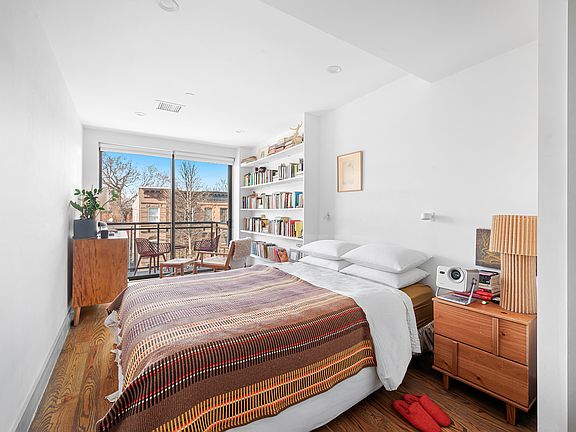 4th image of 850 Putman Ave #3A