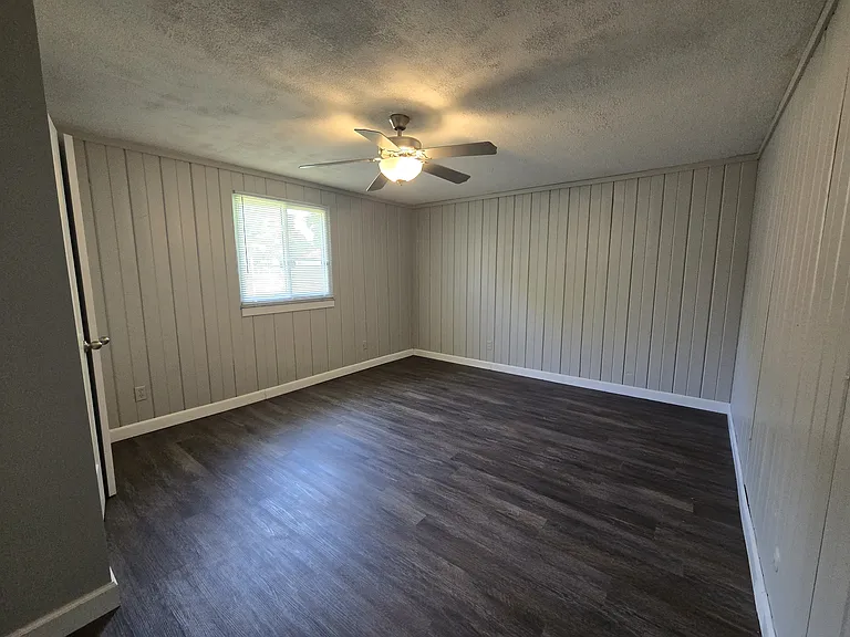906 Silverwood Dr — Photo 8