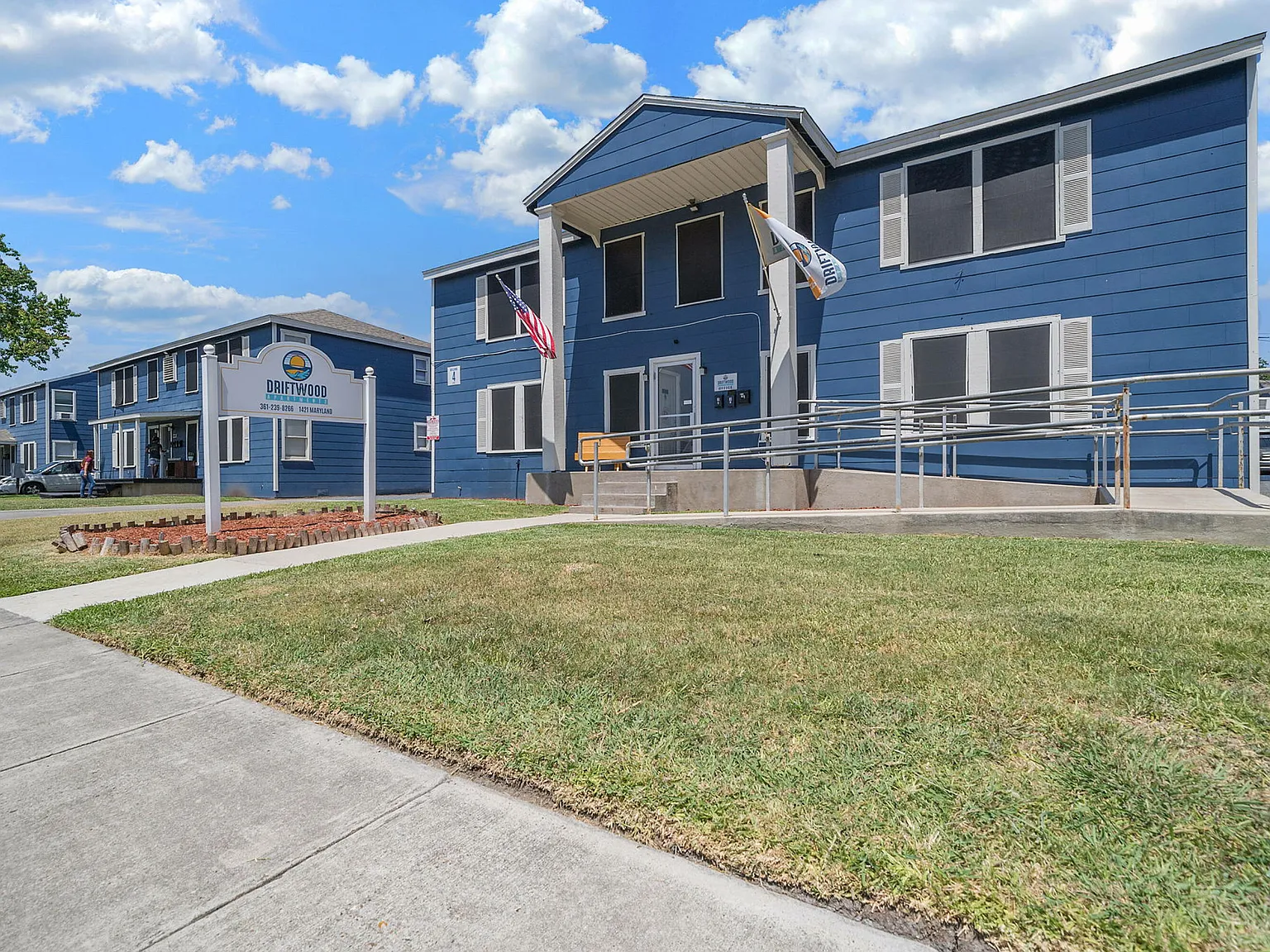 Driftwood Apartments — Photo 2