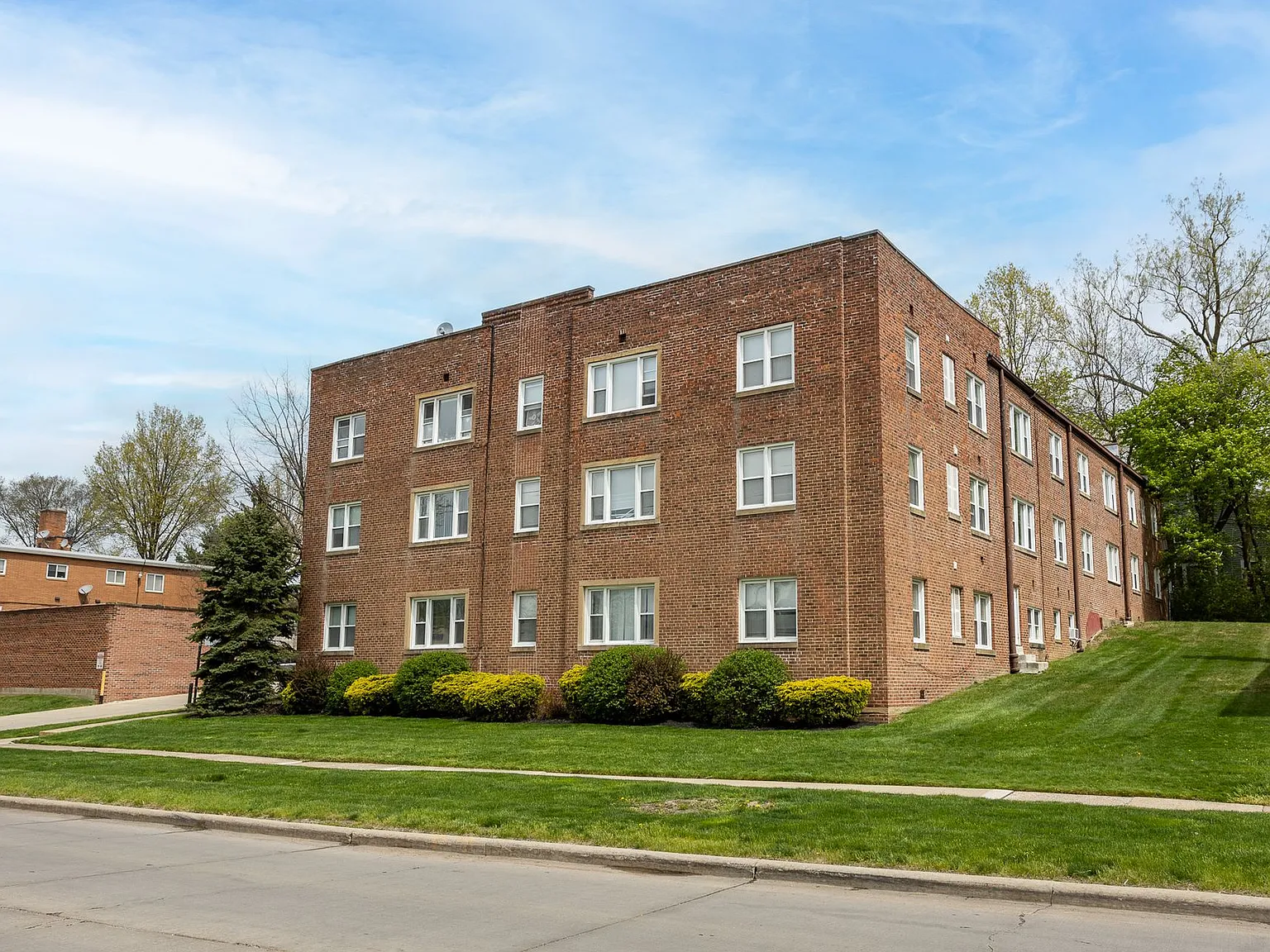 Meadowbrook Apartments — Photo 2