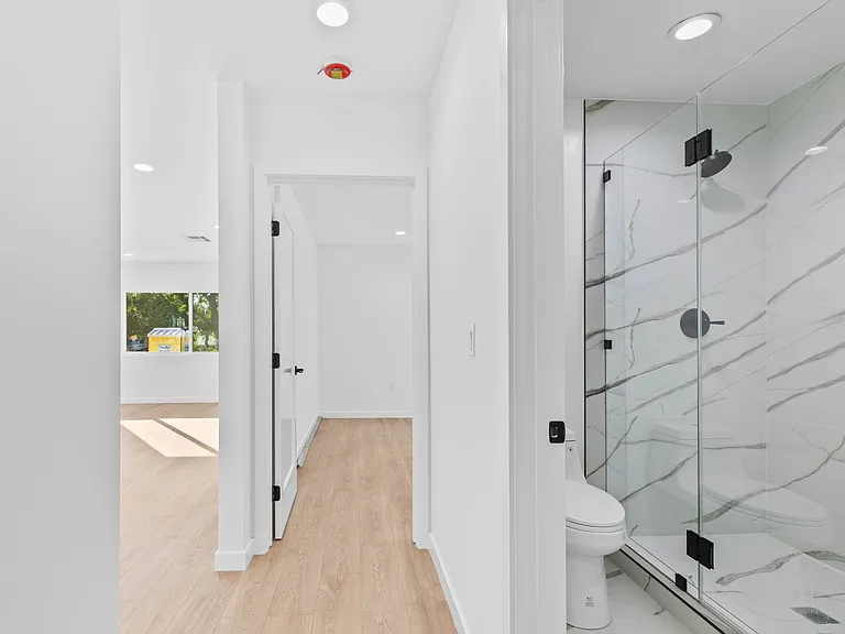 6842 Cedros Ave — Photo 18