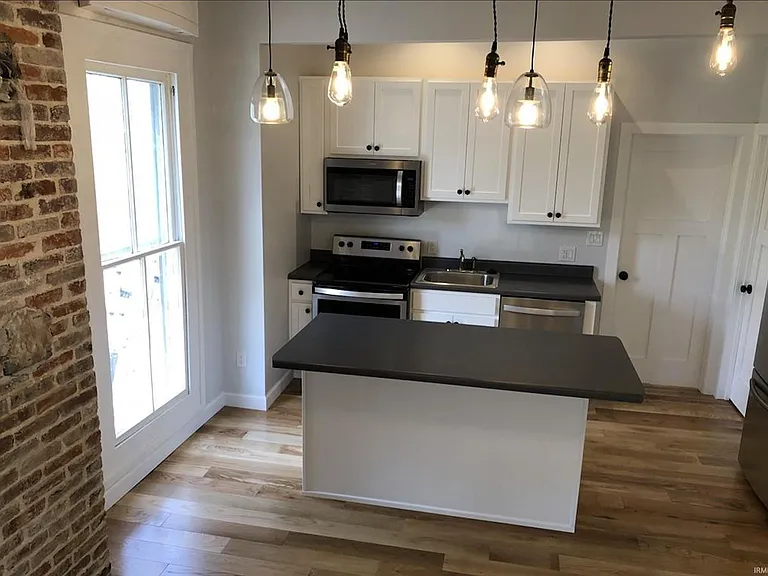 726 W 6th St #1 — Photo 3
