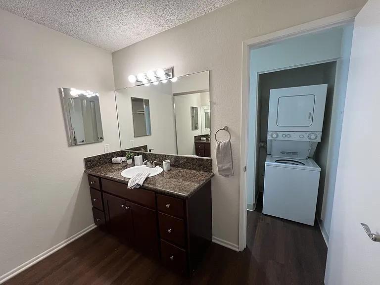 Versailles on the Lake Apartments — Photo 109