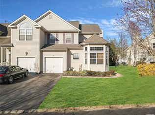 35 Cranberry Cir, Medford, NY 11763