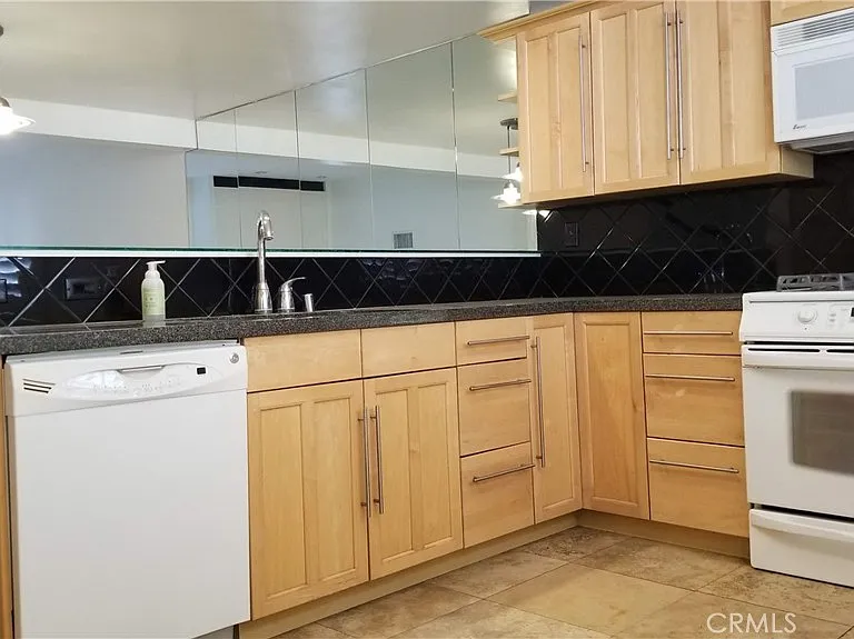 4279 W Sarah St — Photo 10