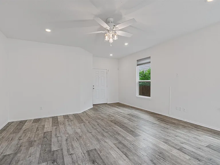 305 Los Cobos Ln — Photo 4