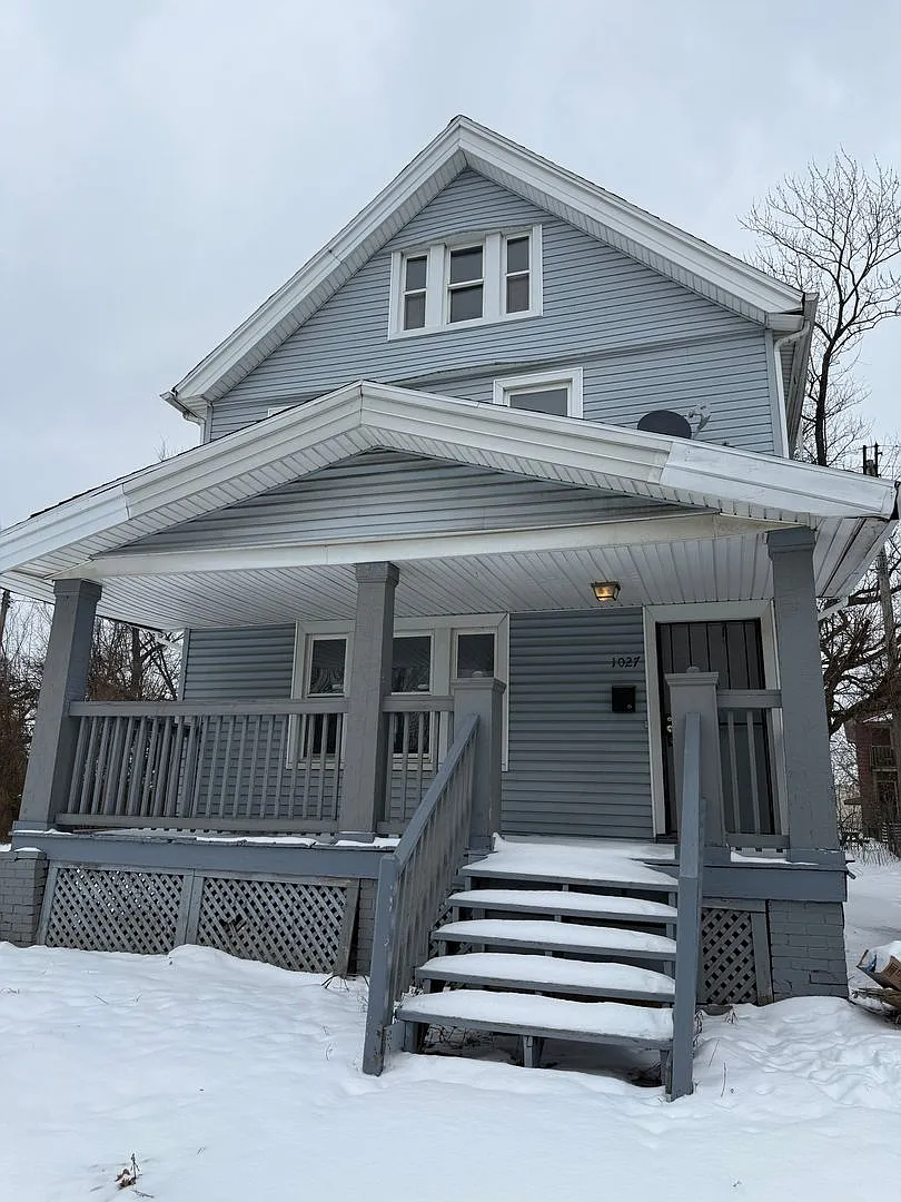 3bd Single S. Collinwood Vouchers Only — Photo 1