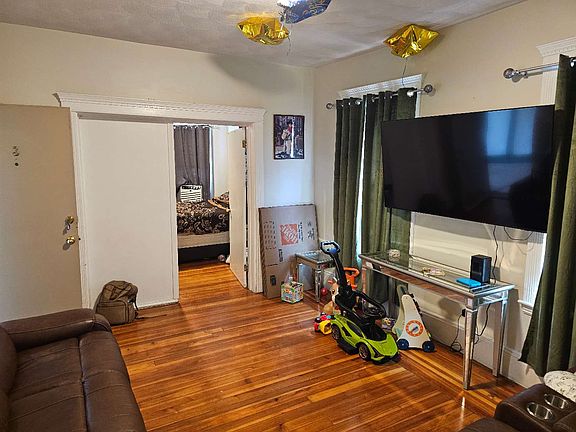4th image of 18 Holland Ave #3