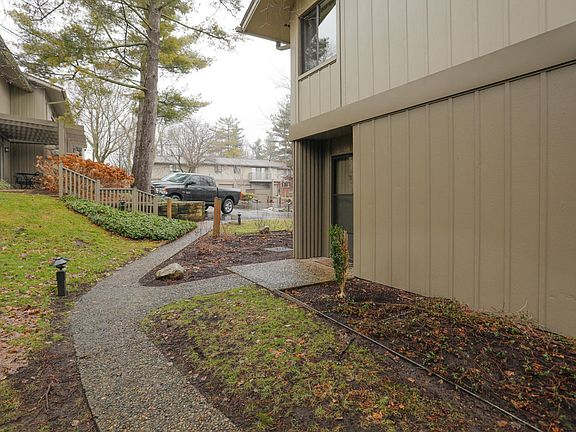 3852 Greenleaf Circle-103