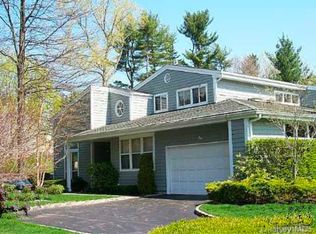 1 Tiffany Cir, Manhasset, NY 11030