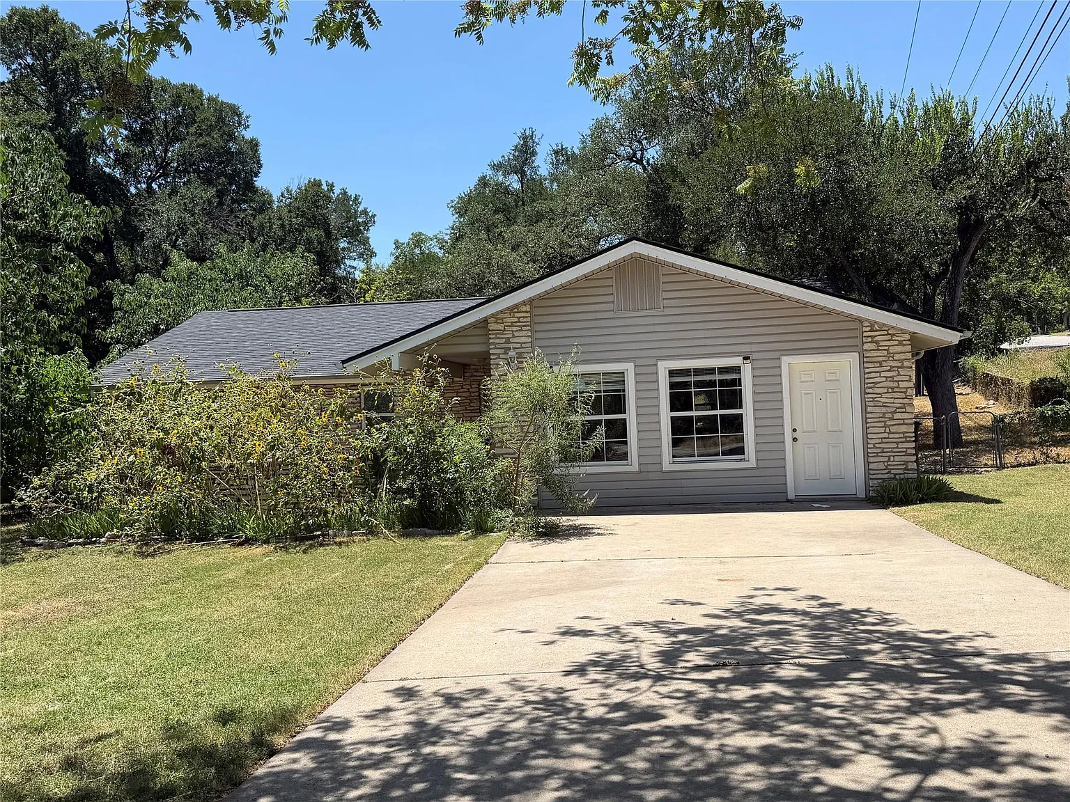 3 bed, 2.0 bath, 1946 sqft, $1,975 — Photo 2