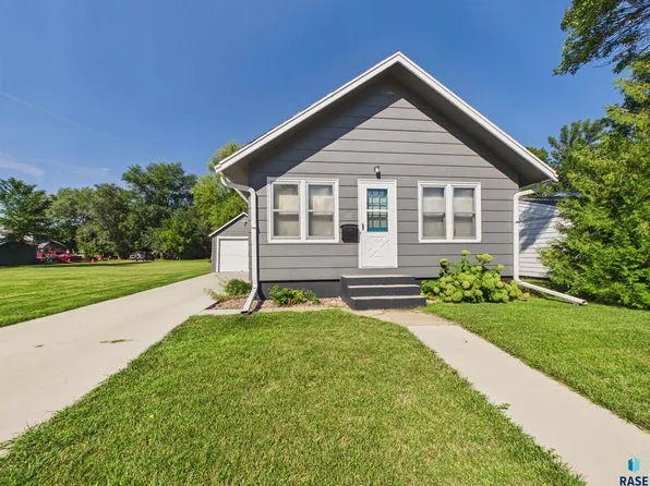 317 N Olive Ave, Madison, SD 57042