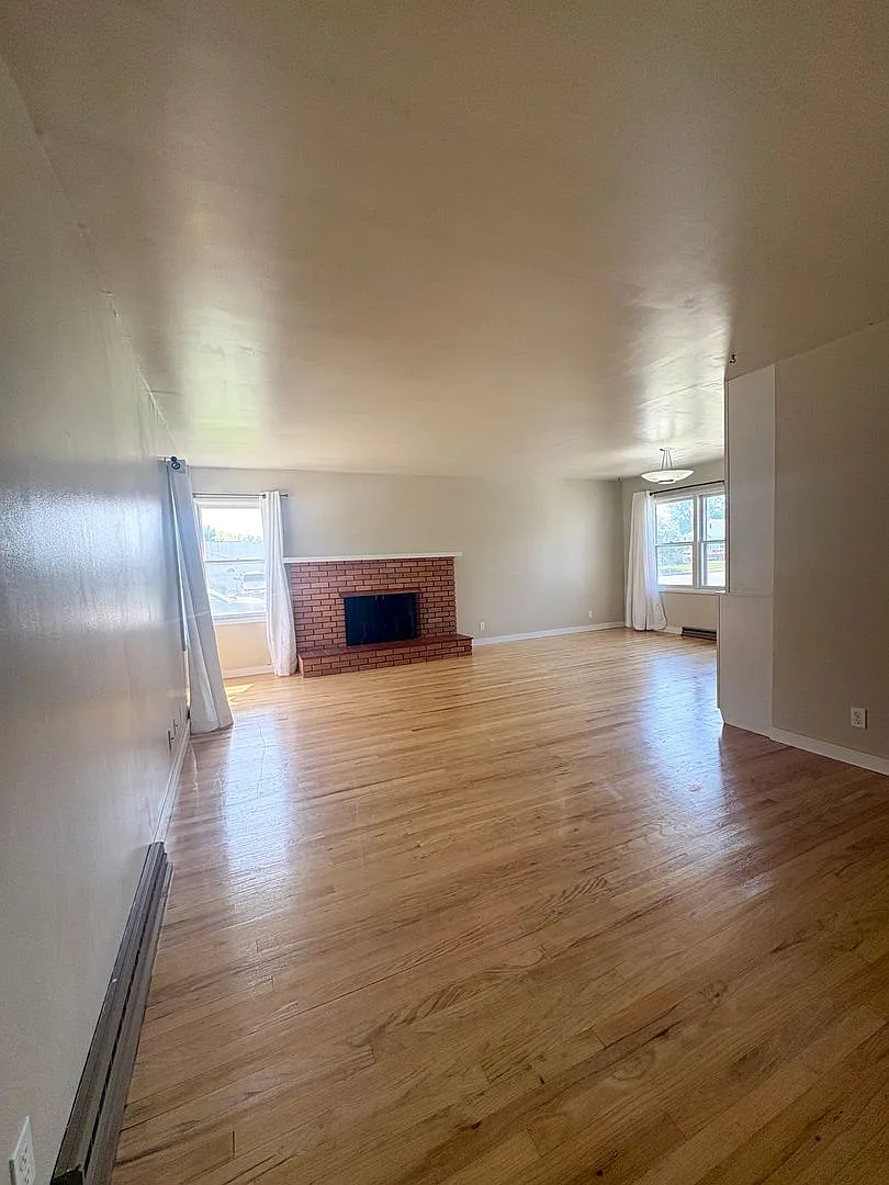 Spacious 3-Bedroom Duplex with Private Yard, Garage & Bonus Living Space! — Photo 4