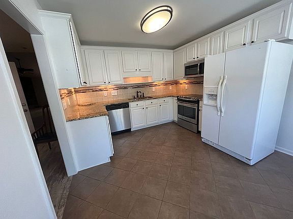 Kitchen:Granite counter tops