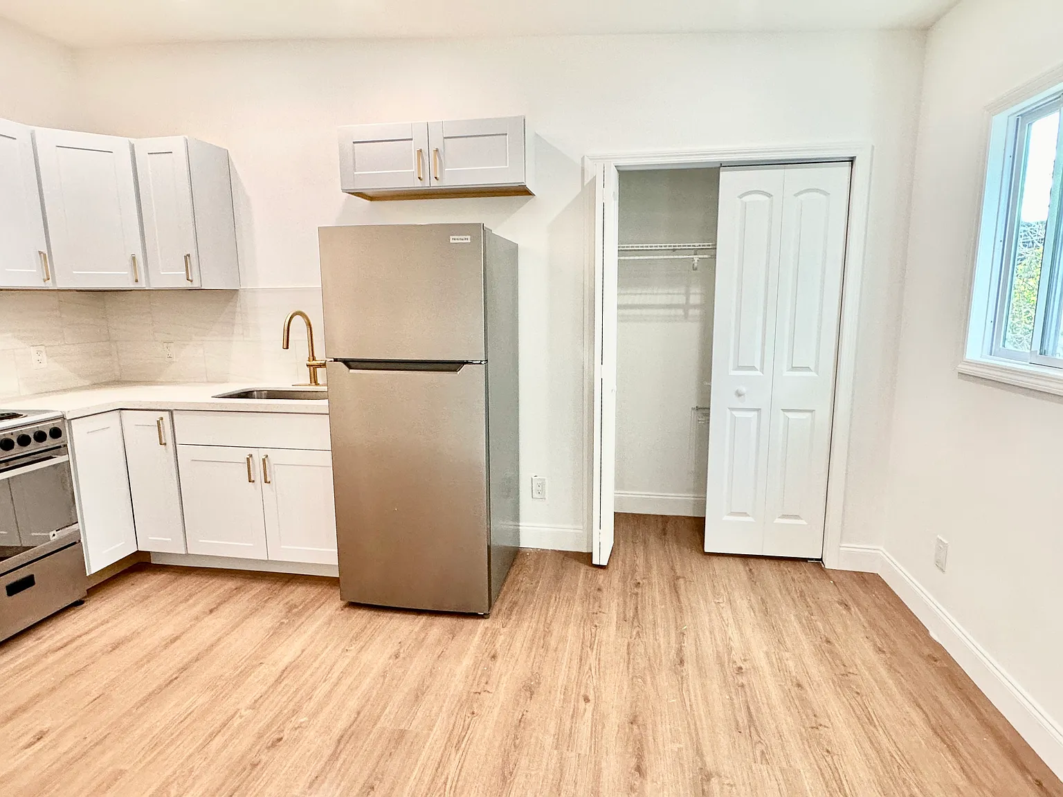 620 Winters St — Photo 3