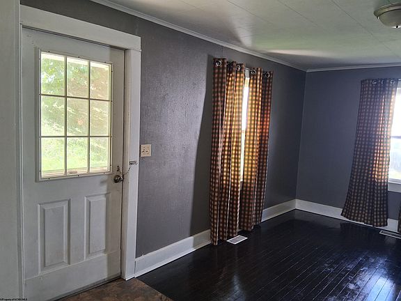 5th image of 515 Elm St