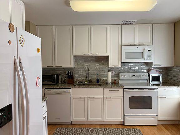 5th image of 1679 S Hayes St #2