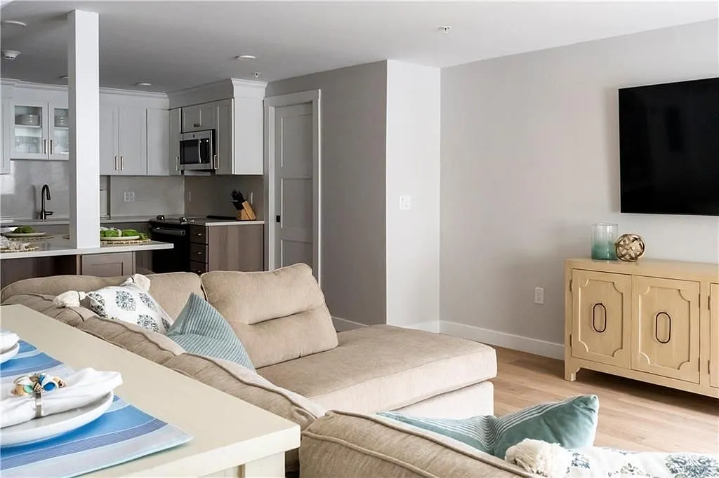 2 bed, 2.0 bath, 700 sqft, $3,200 — Photo 3