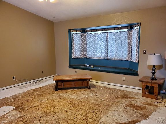3rd image of 943 Clover Ln
